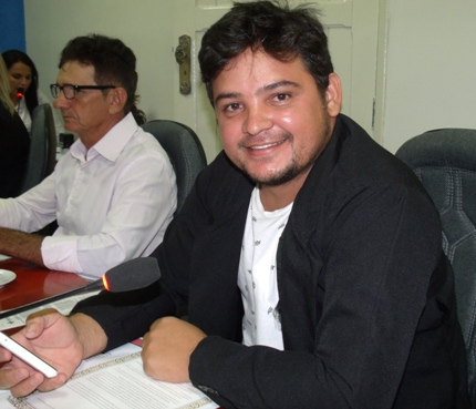 Vereador JOSENÍ SANTOS DE MEDEIROS solicita ao Deputado Estadual Vivaldo Costa que o mesmo possa pleitear junto a Secretaria Estadual de Saúde e Ministério da Saúde a ampliação da vacinação contra o vírus H¹N¹ para a população em geral.